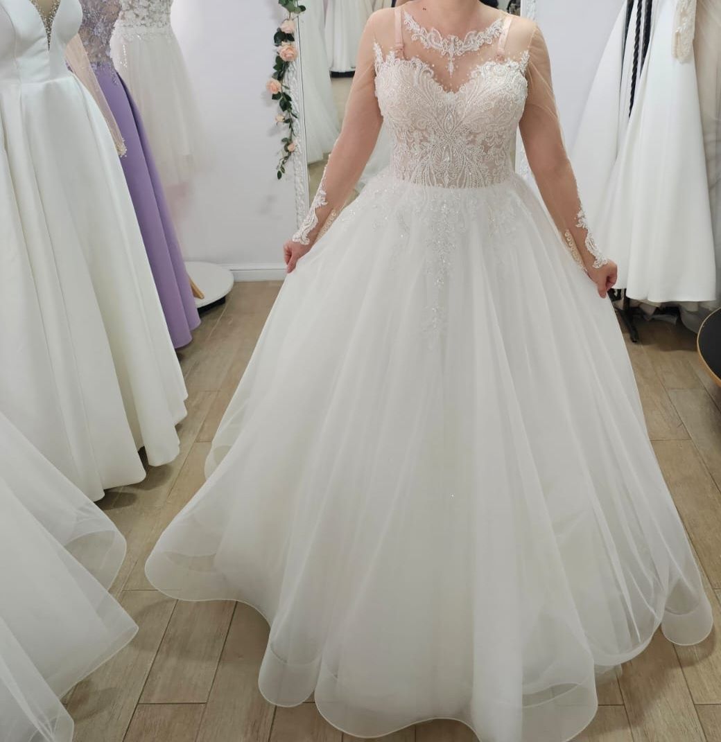 Vând rochie de mireasă făcută la comandă la atelier Ludmila Fashion