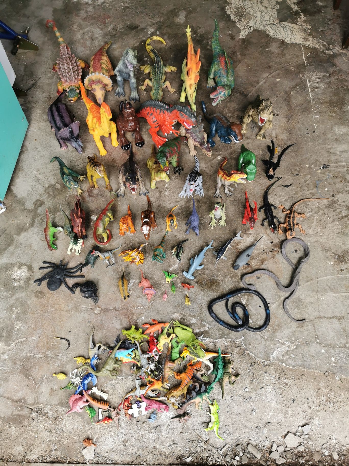 Jucării dinozauri de jucărie