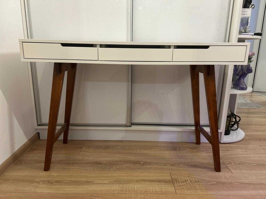 Birou MDF alb & stejar masiv lăcuit, aproape nou, 3 sertare