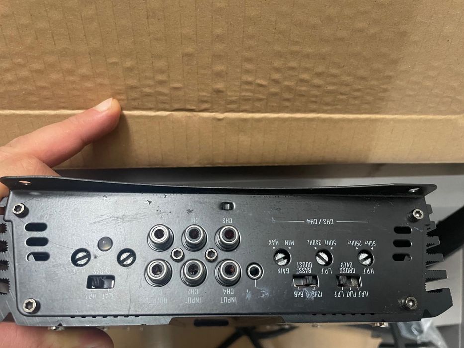 Amplificator auto Aura 250w si Hifonics 4 canale