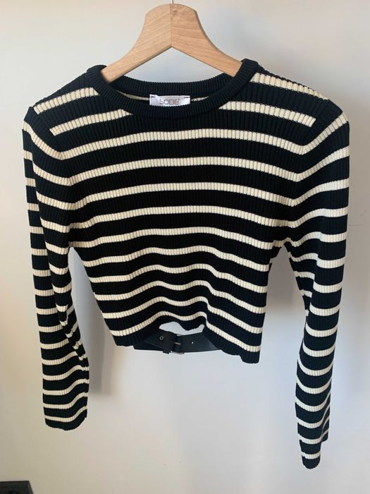 Раирана блуза с ефектен гол гръб с кожен колан