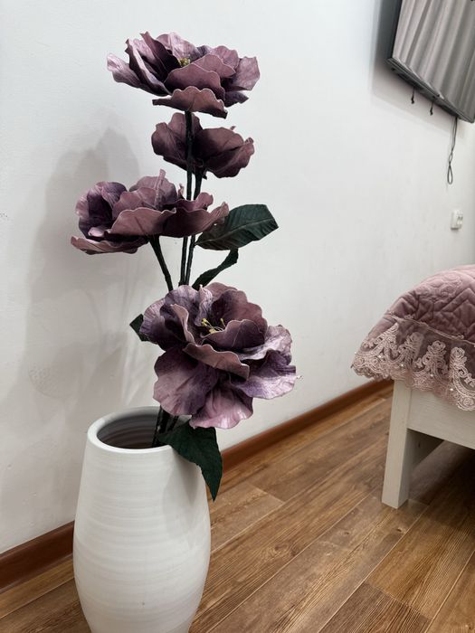 Искуственные цветы в глиняном горшке