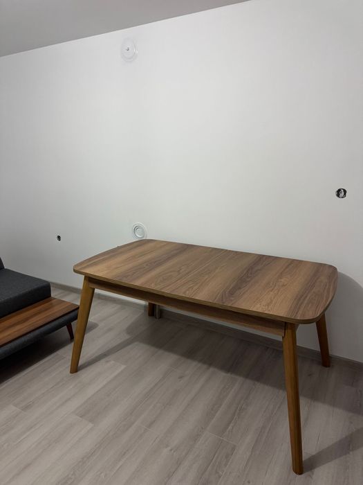 Разтегателна Модерна Трапезна Маса с Дървесен/Орехов Дизайн