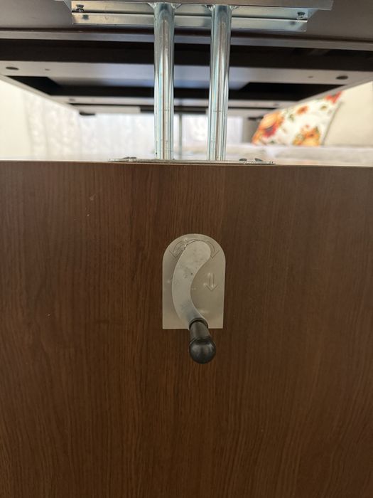 Продава се масивна разтегателна маса с регулируема височина!