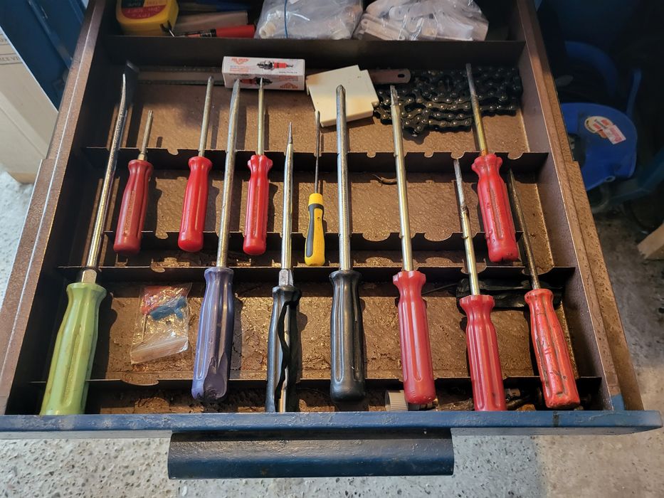 Vând banc de lucru, mobil,profesional, cu scule originale, ideal pentr