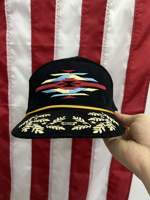 Кепка в американском стиле с индейским узором