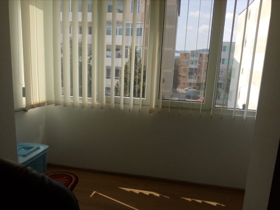 Închiriez apartament cu 3 camere
