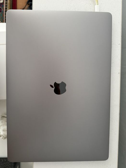 Macbook pro 2019/16inch/i7/16/512/4Gpu