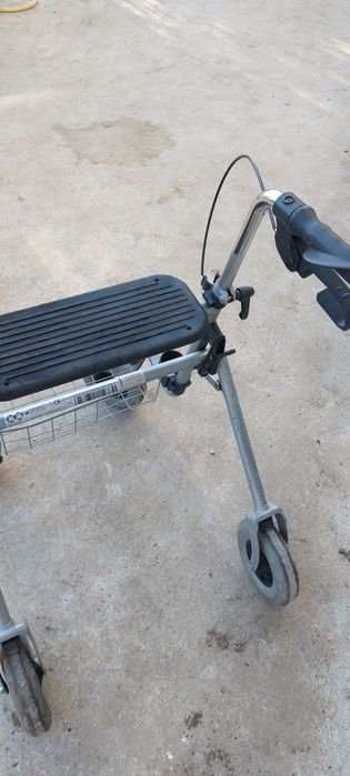 Ролатор,проходилка за възрастни. Много добро състояние.