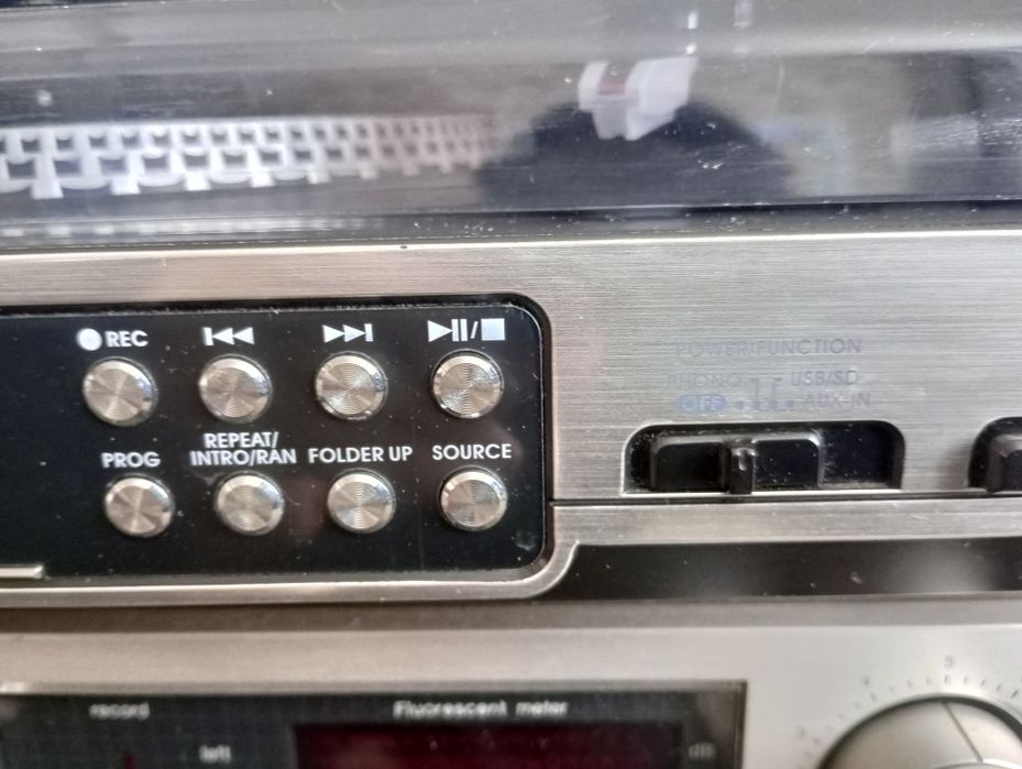 Грамофон AEG със слот за карта и флашка.