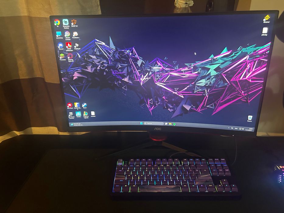 Гейминг компютър с периферни устройства