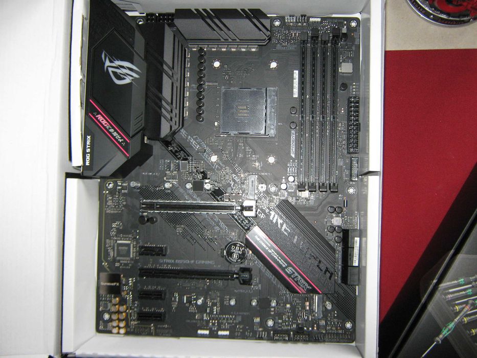 Продавам нова дънна платка asus rog strix b550-f gaming