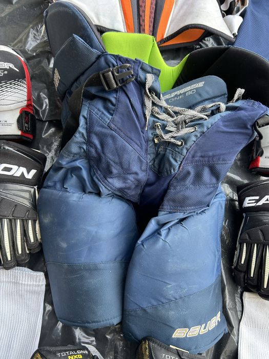 Продавам пълна хокейна екипировка – размер M, леко използвана