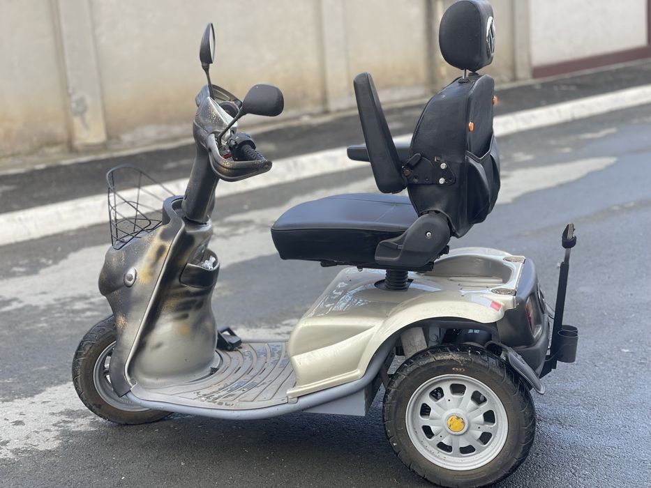 Scuter electric triciclu