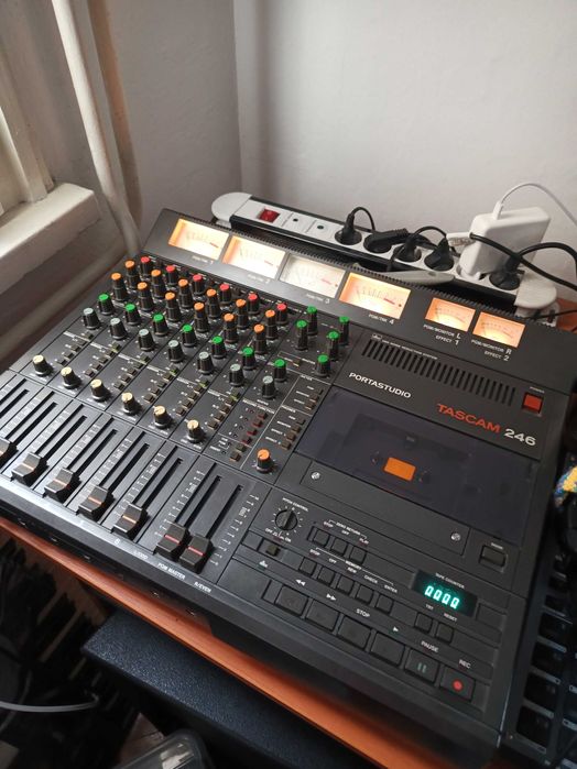Tascam 246 миксер и 4-пистова касетна записвачка.
