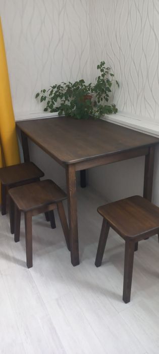 Деревянный стол с табуретками. Стол из дерева.