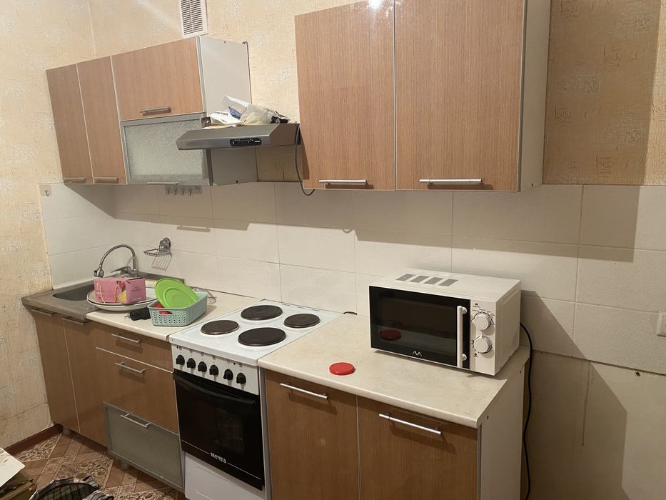 Кухынный гарнитур и газ плита