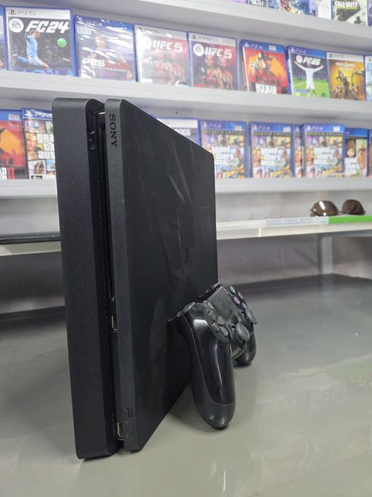 Продается игровой консол Sony Playstation 4 sl8m