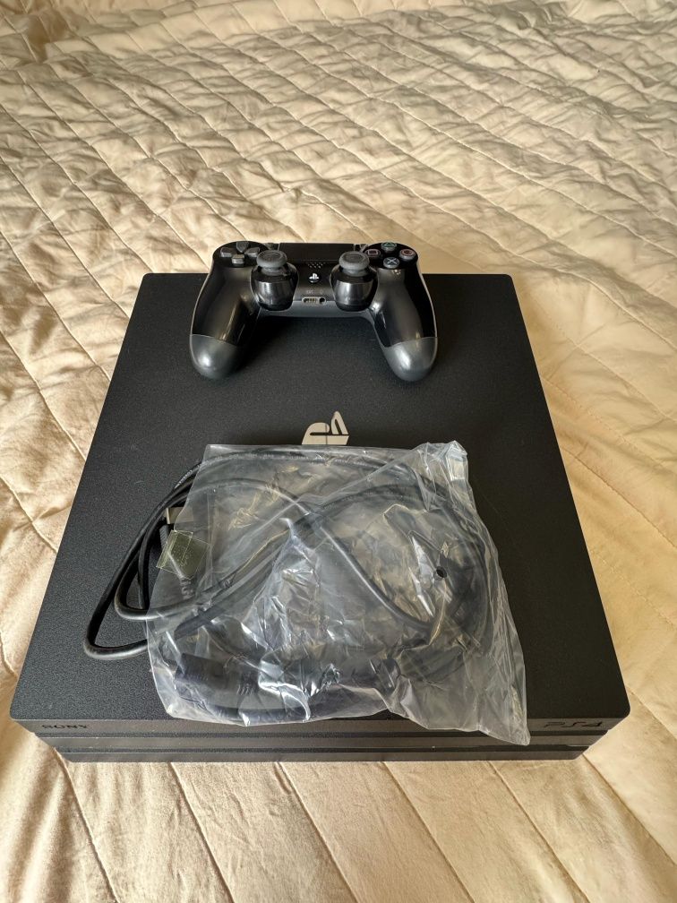 Продаю Playstation 4 Pro