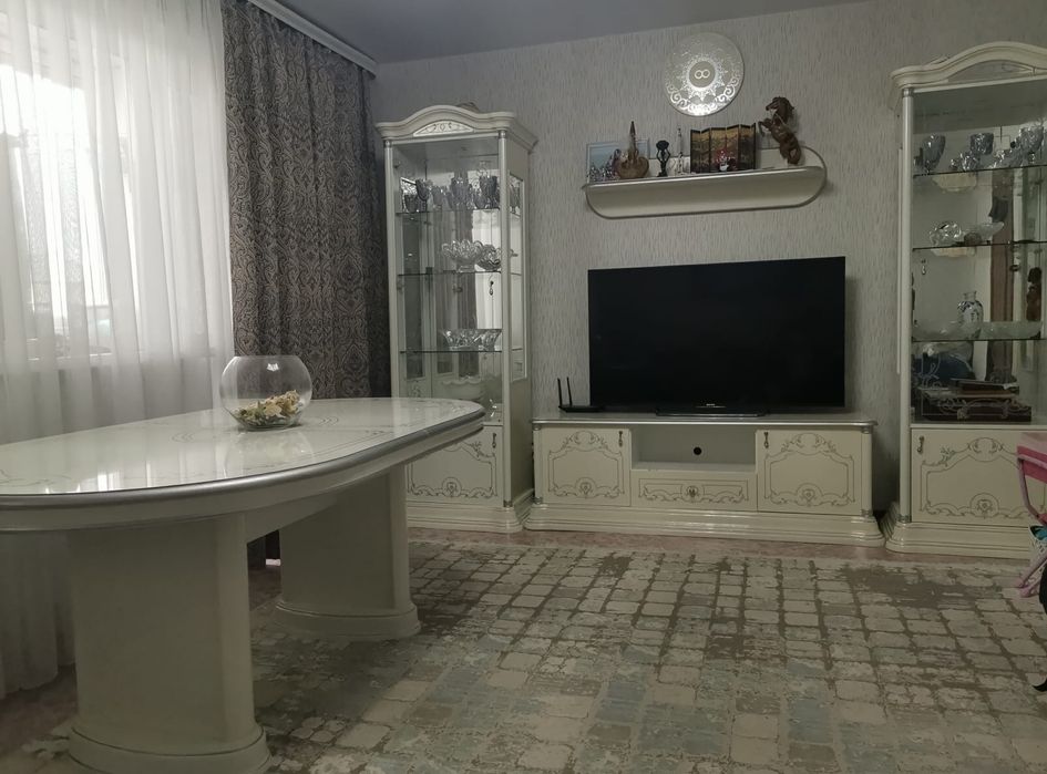 Продам две витрины, овальный стол, тумба под телевизор, навесная полка