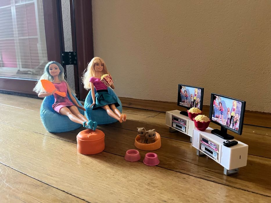 Barbie la TV set 4 papusi si accesorii