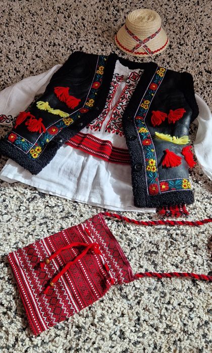 Costum traditional baietei IE+VESTA+CLOP+BRÂU+TRAISTUȚĂ baieti 4-6 ani