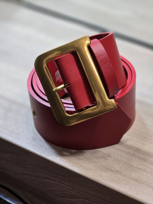 Ремень красного цвета