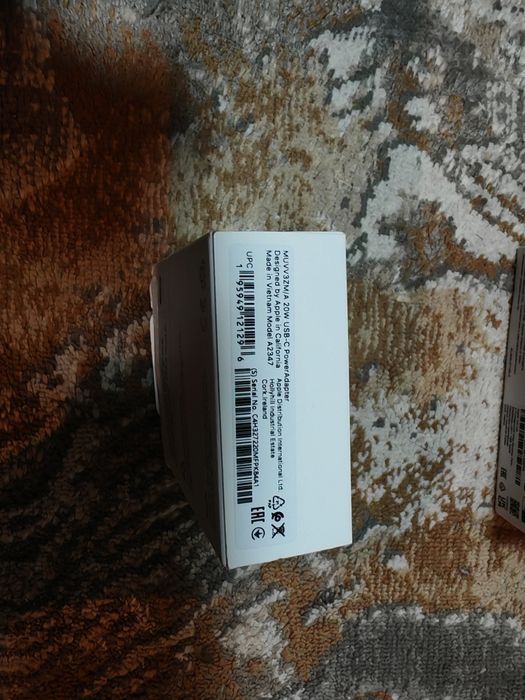 Адаптер питания (блок питания) Apple USB-C мощностью 20 Вт.