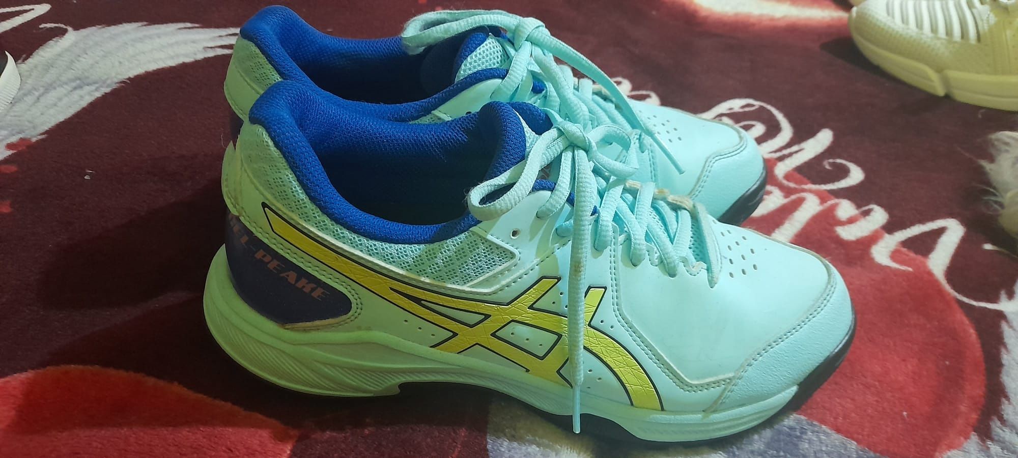 Vând urgent adidasi asics nr39