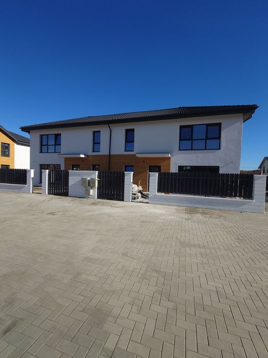 Case duplex la 3 minute de Tg Mureș în Livezeni