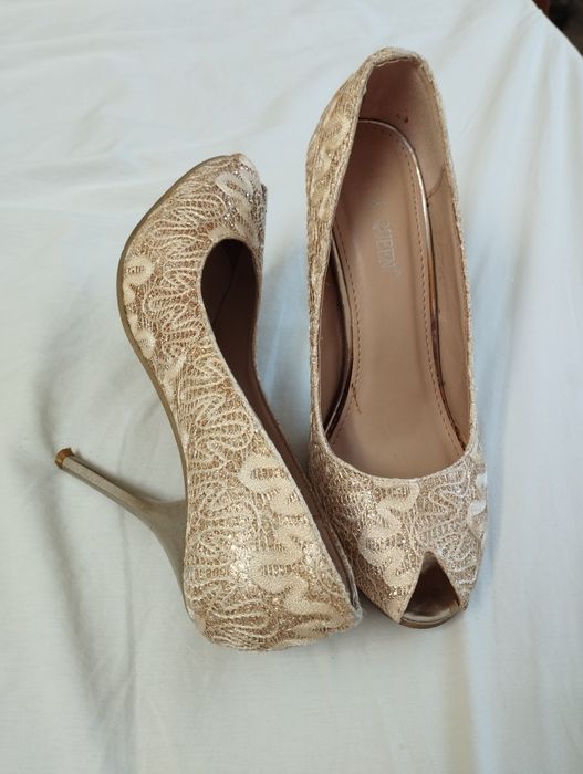 Pantofi aurii eleganti, 37