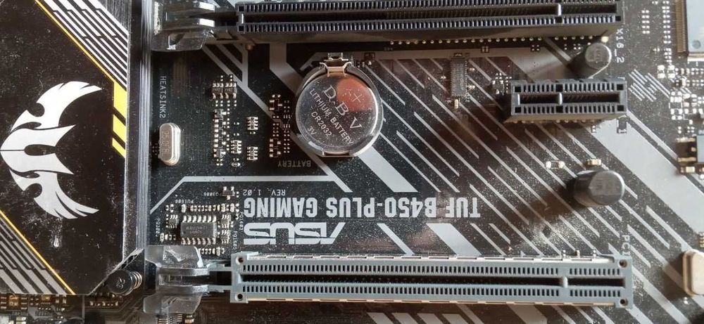 Материнская плата, процессор, оперативка и блок питания.