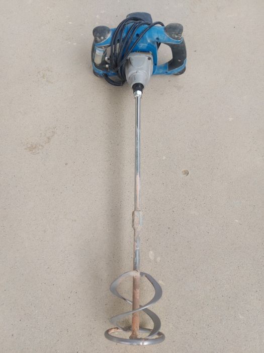 Mixer pentru amestecarea adezivului pentru placing.