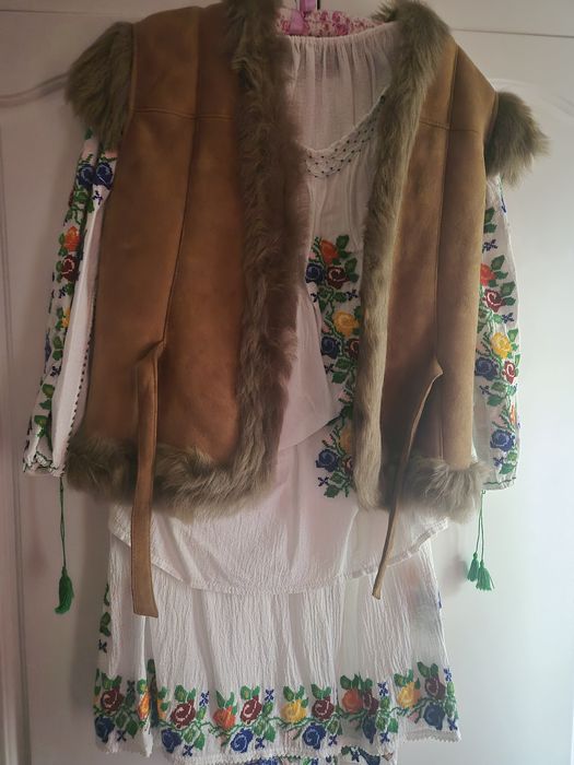 Costum popular romanesc