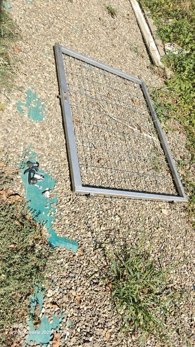 Portița metalica pe șină cu incuieioare și clanța