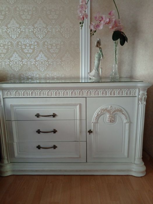 Тумба-комод красивая, очень вместительная.