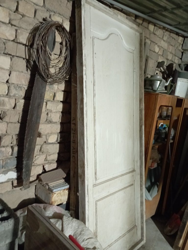 Akfa rom, va yogʻoch, temir eshik.