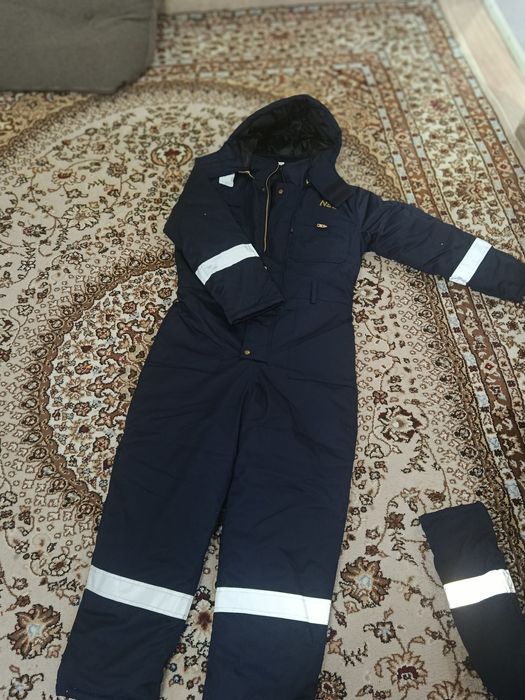 Продам зимний рабочий комбинезон.