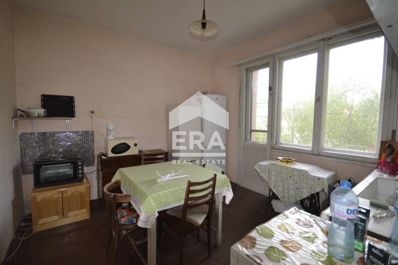 тристаен апартамент с парко място  в топ център