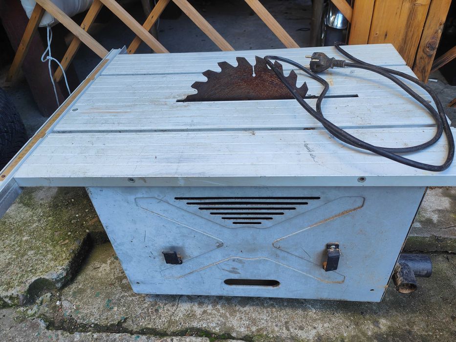 настолен немски циркуляр с крака в добро състояние