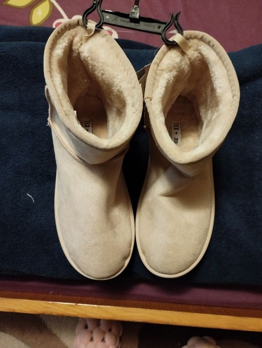 Vând sandale  mărimea 35 și cizme gen UGG 39