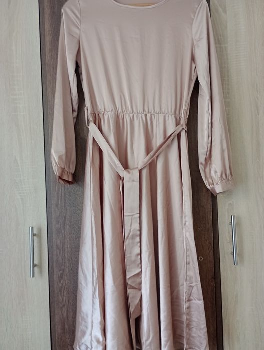 Vând rochie cu mâneci lungi