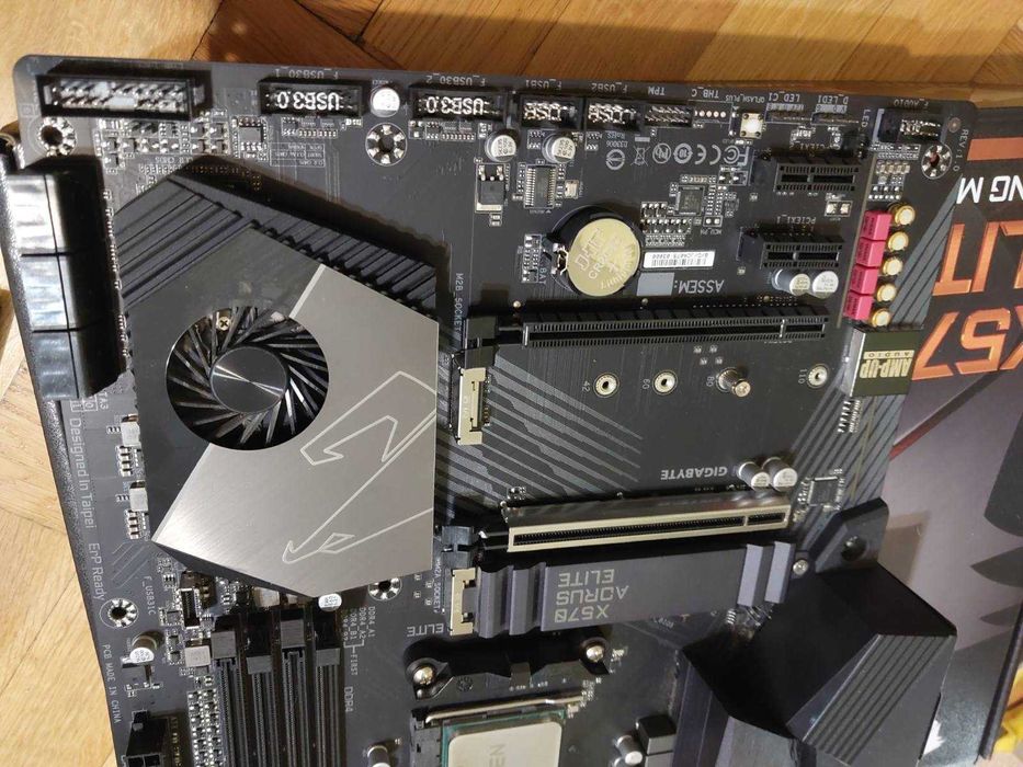 AMD Ryzen 7 5800X + Gigabyte X570 Aorus Elite
