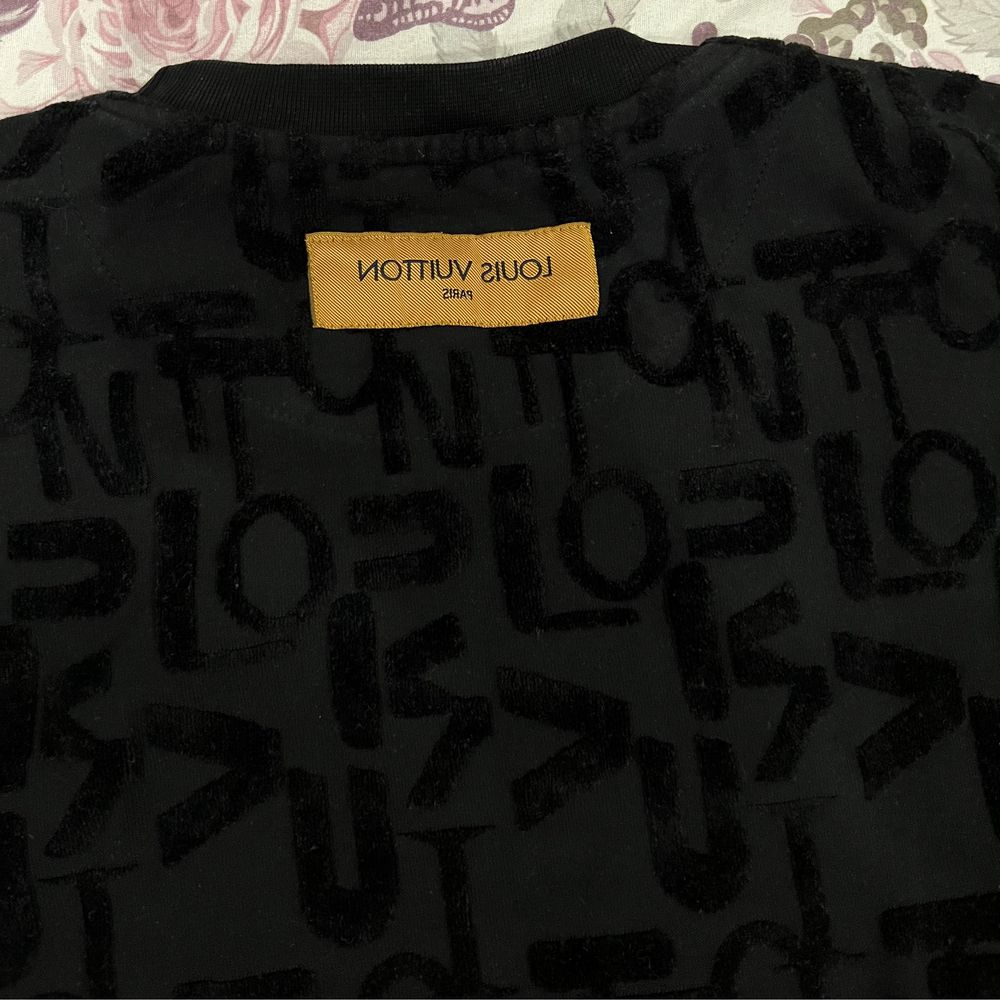 Продавам оригинална блуза на LOUIS VUITTON