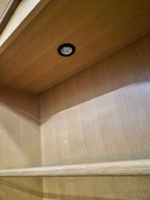 Висок шкаф витрина с осветление от дъбов масив и стъклени плотове