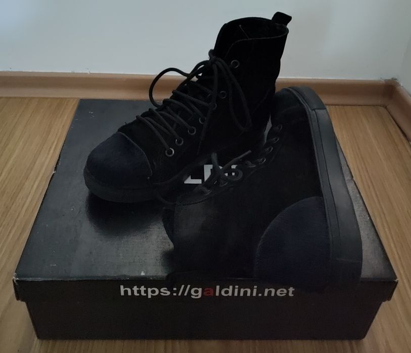 Продавам Ботуши и боти Естествена кожа