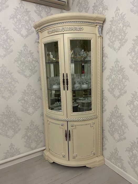 Стол стулья камод