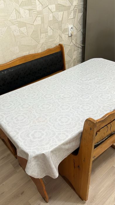 Продаю кухонный стол из натурального дерева