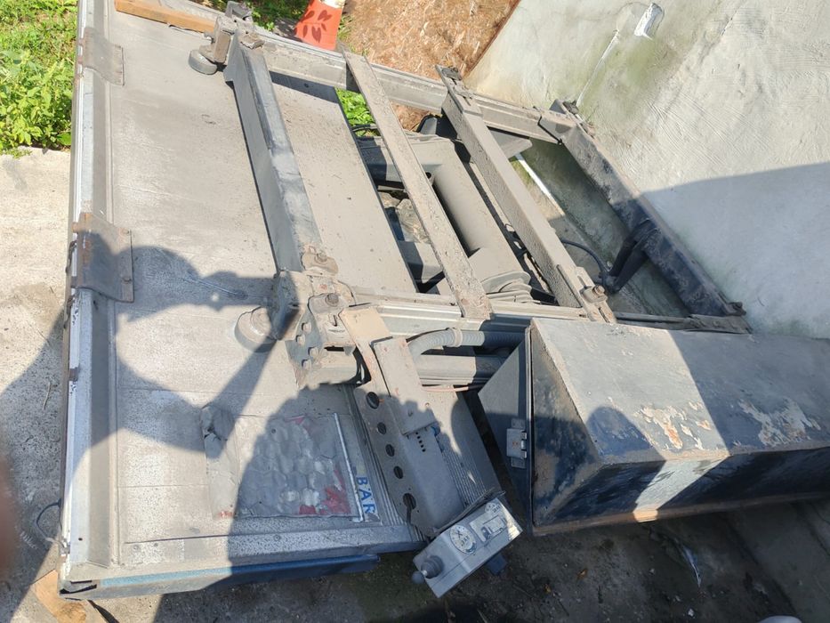 Lift hidraulic semiremorca