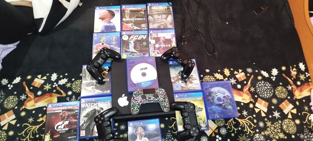 Vând PS 4 cu 5 manete 13 jocuri ,la 18 milioane negociabil.